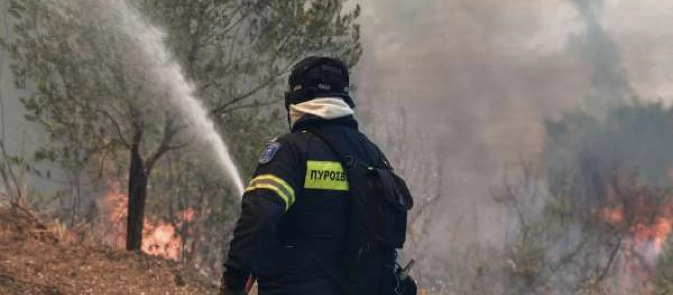 Ζάκυνθος: Υπό έλεγχο η πυρκαγιά στην περιοχή Σκοπός - Στο σημείο βρέθηκαν 20 πυροσβέστες